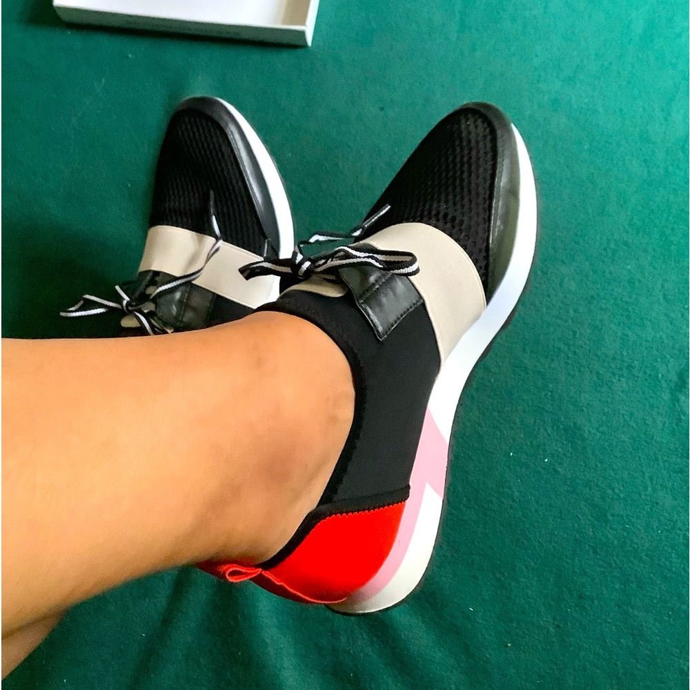 Nice lightweight comfy sneakers 🖤❤️🤍LIKE NEW